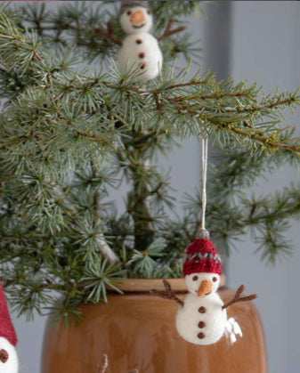 vilten sneeuwpopjes van het Deense fair trade merk En Gry & Sif hangen in de kerstboom